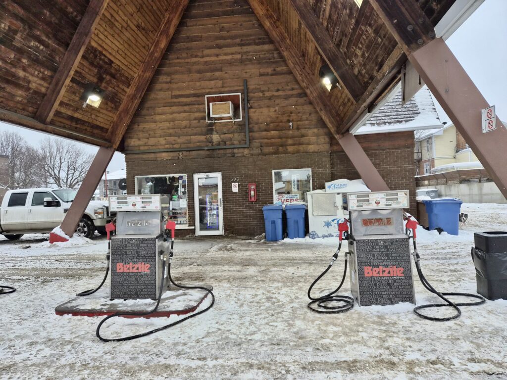 lachepaslapatate la tuque station essence hiver